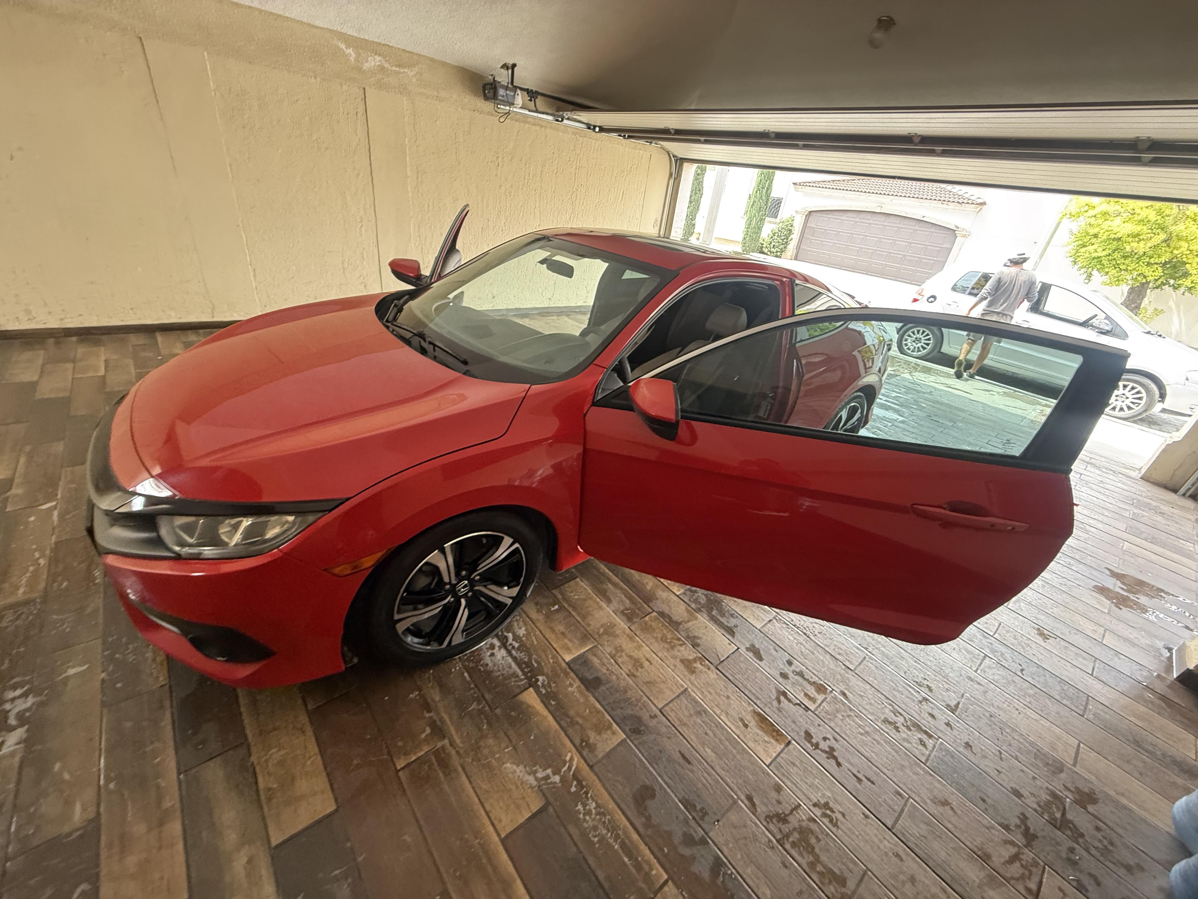 Automóvil rojo limpio y brillante en un garaje.